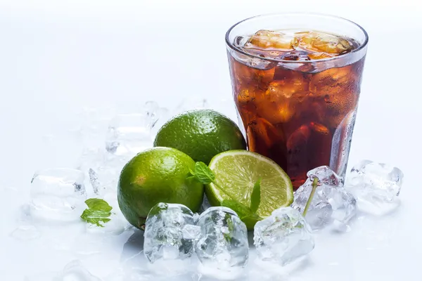 Cocktail fresco com bebida de cola e limão — Fotografia de Stock