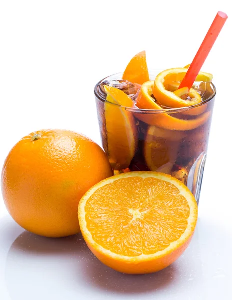 Cocktail frio com fruta laranja — Fotografia de Stock