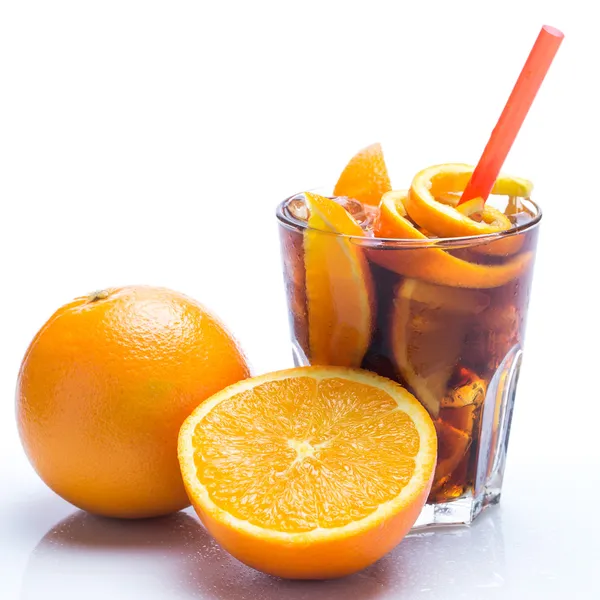 Koude cocktail met oranje fruit — Stockfoto