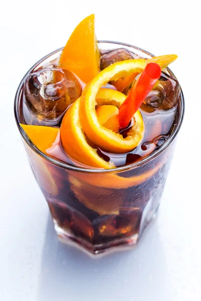 Холодные коктейли с апельсиновыми фруктами — стоковое фото