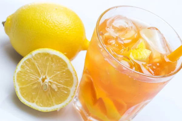 Verse cocktail met citroen — Stockfoto