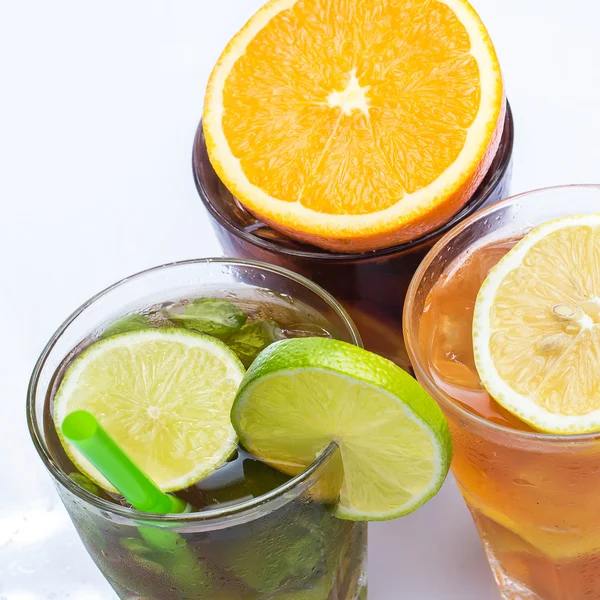 Coquetéis com frutas cítricas diferentes — Fotografia de Stock