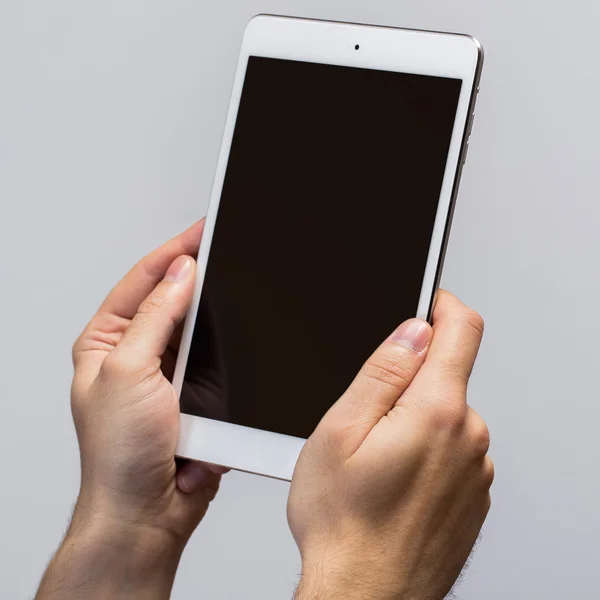 Elinde beyaz tablet pc — Stok fotoğraf