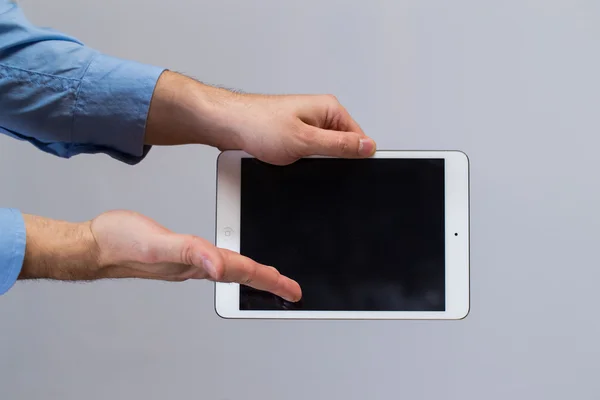 Tablet branco pc em mãos — Fotografia de Stock