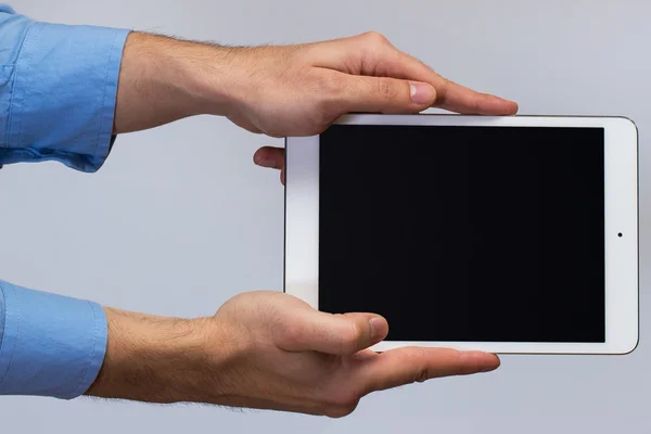 Weißer Tablet-PC in der Hand — Stockfoto