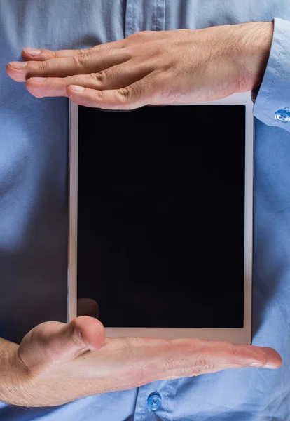 Tablet branco pc em mãos — Fotografia de Stock