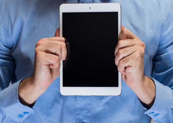 Homem de camisa azul segurando tablet branco pc — Fotografia de Stock