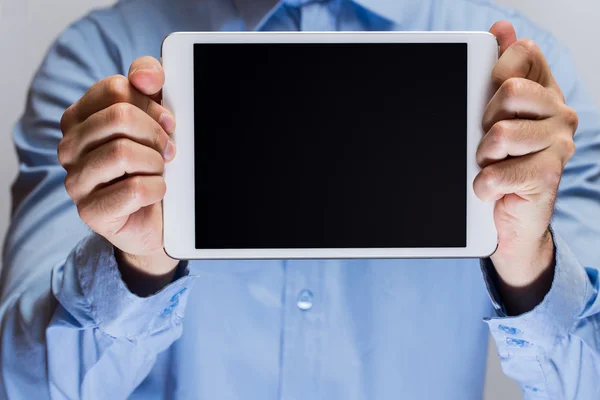 Mann im blauen Hemd mit weißem Tablet-PC — Stockfoto