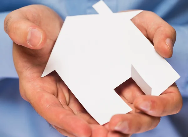 Man met papier huis in zijn handen — Stockfoto