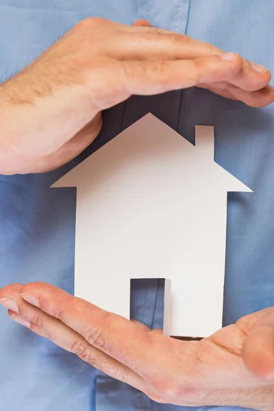 Man met papier huis in zijn handen — Stockfoto