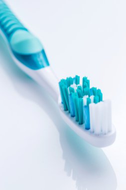 beyaz yüzey üzerinde diş fırçası