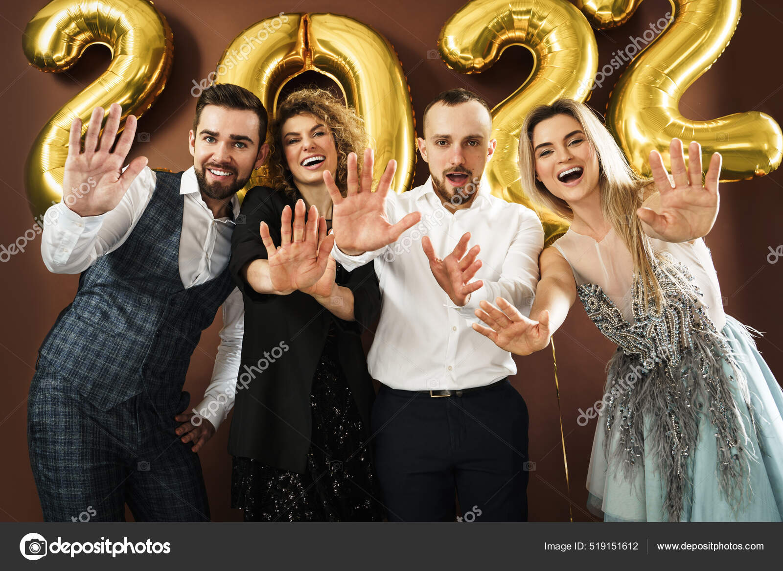 Grupo Pessoas Festa Bonita Bem Vestida Comemorando Chegada 2022 Ano — Foto  © AY_PHOTO #519151612, image size:1600x1167