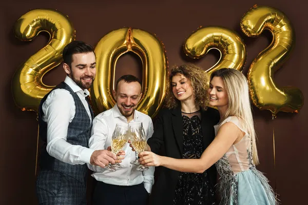 2022 Yılını Kutlayan Köpüklü Şarap Içen Bir Grup Iyi Giyimli — Stok fotoğraf