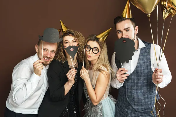 Groupe Personnes Heureuses Portant Des Chapeaux Fête Avec Des Accessoires — Photo