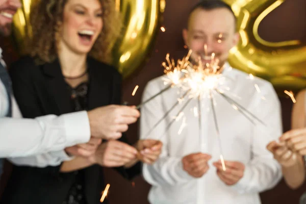 Fora Imagem Focada Pessoas Com Sparklers Celebrando Natal Outras Férias — Fotografia de Stock