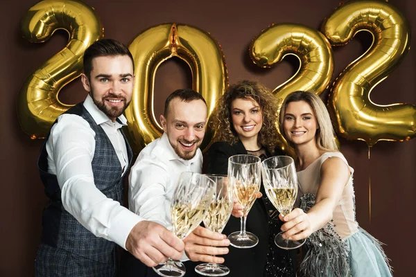 2022年を祝う美しいよく服を着たパーティーの人々のグループ新年とスパークリングワインを飲む — ストック写真