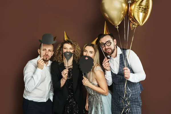 Grupa Szczęśliwych Ludzi Noszących Kapelusze Imprezowe Zabawnymi Rekwizytami Stoiska Fotograficznego — Zdjęcie stockowe