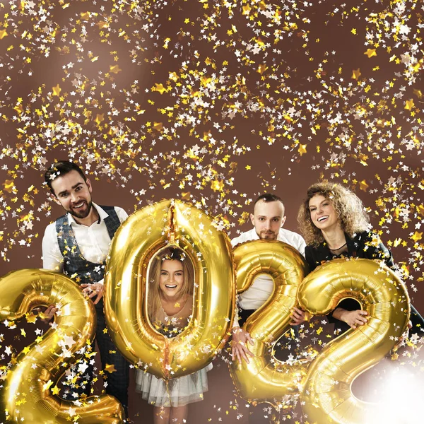 Група Людей Які Святкують Прибуття 2022 Року Золотими Кульками Падінням — стокове фото