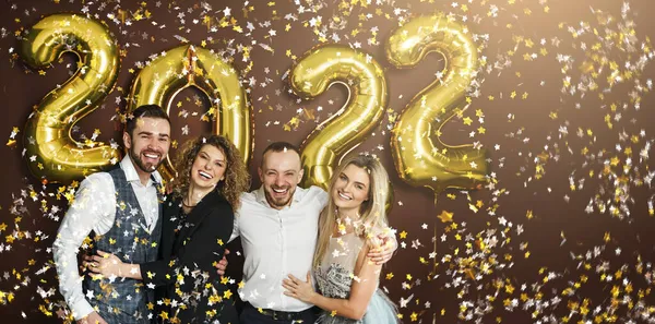Grupa Imprezowiczów Świętujących Nadejście Nowego Roku 2022 Złotymi Balonami Spadającym — Zdjęcie stockowe