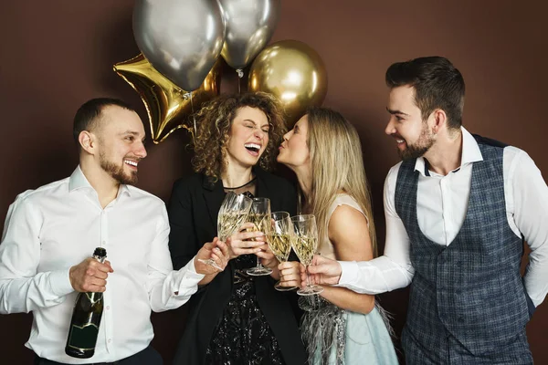 Group Beautiful Well Dressed Party People Celebrating Holiday Event Drinking — Stock Photo, Image