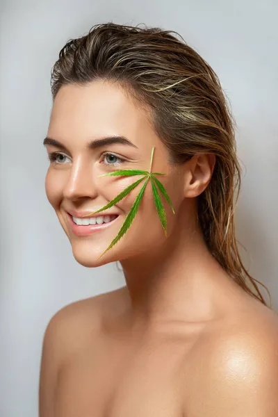 Concepto Cosméticos Cbd Hermosa Mujer Con Una Hoja Cannabis Sobre — Foto de Stock
