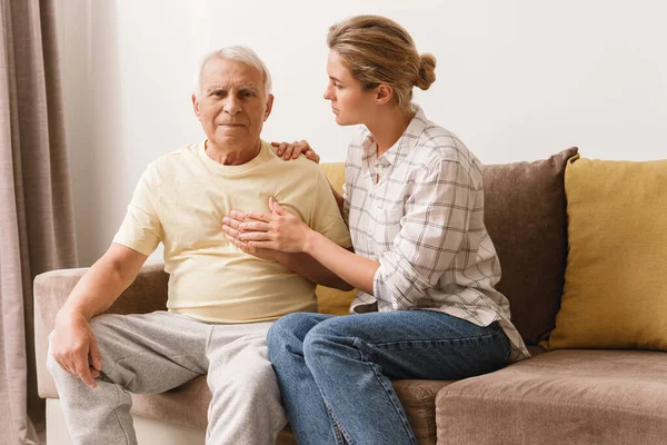 Endişeli Kadın Yaşlı Babası Kalp Krizi Belirtileri Gösteriyorlar — Stok fotoğraf