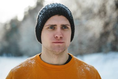 Genç ve yakışıklı koşucu kış parkındaki antrenmanı sırasında