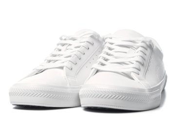 Beyaz arka planda izole edilmiş bir çift beyaz deri spor ayakkabı.