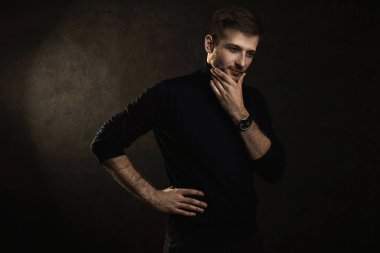 Polo yaka giyen yakışıklı bir adamın portresi.