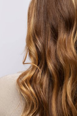 Sağlıklı kıvırcık saçların yakın çekimi. Saç bakımı, boyama ve stil kavramları.