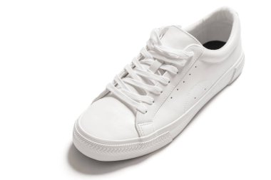 Spor ayakkabıları. Beyaz arka planda gölgesi olan beyaz deri ayakkabılar.