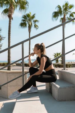 Yaz sokak antrenmanı sırasında genç atletik kadın portresi