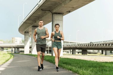 Şehir caddesinde spor yaparken genç bir çift.