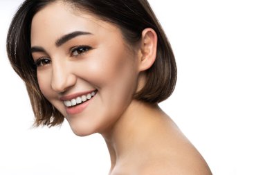 Güzel gülüşlü neşeli orta doğulu kadın portresi.