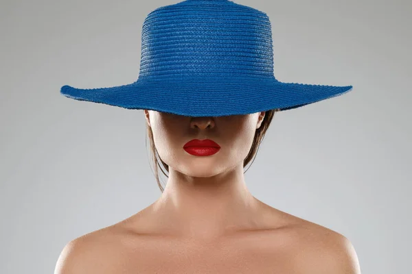 Ritratto Ragazza Sconosciuta Con Labbra Rosse Con Cappello Blu Sfondo — Foto Stock