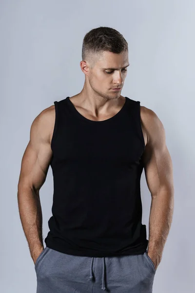 Bonito Homem Muscular Vestindo Top Tanque Preto Branco Contra Fundo — Fotografia de Stock
