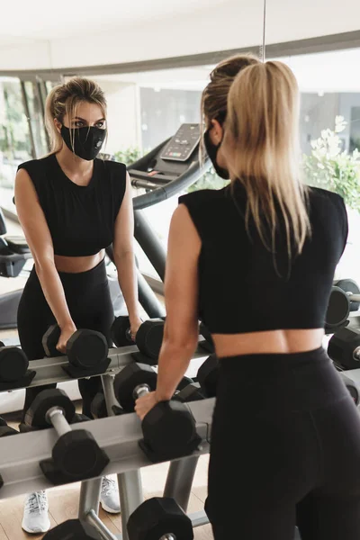 Γυμναστήριο Νέο Φυσιολογικό Νεαρή Αθλητική Γυναίκα Που Φοράει Μάσκα Προσώπου — Φωτογραφία Αρχείου