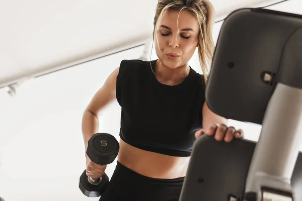 Jonge Atletische Vrouw Doet Een Arm Halter Rij Oefening Sportschool — Stockfoto