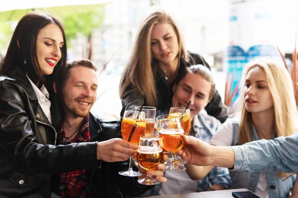 Group Friends Happy See Each Other People Celebrating Holding Glasses — Stock Photo, Image