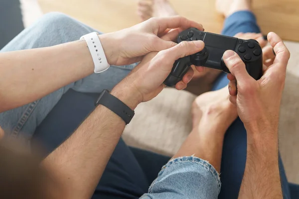 ゲームパッドを持つカップルは自宅でビデオゲームコンソールをプレイしています — ストック写真