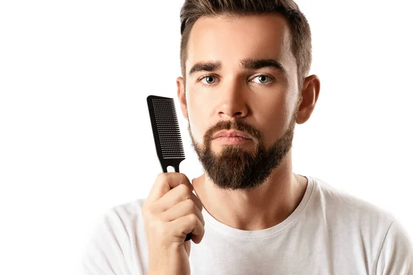 Hombre Guapo Bien Cuidado Peinándose Barba Sobre Fondo Blanco — Foto de Stock