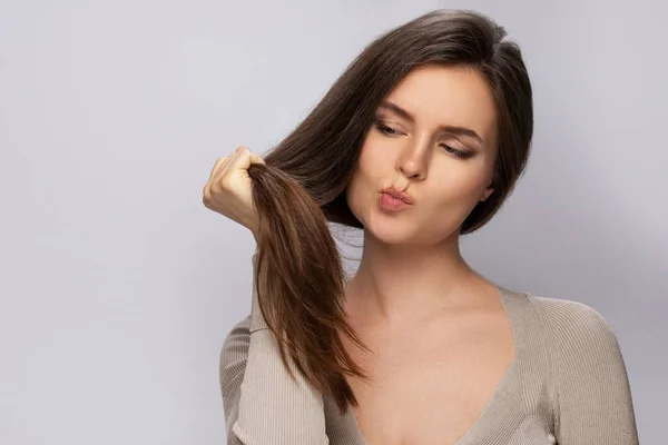 Junge Frau Ärgert Sich Über Schlechten Zustand Ihrer Haare Auf — Stockfoto
