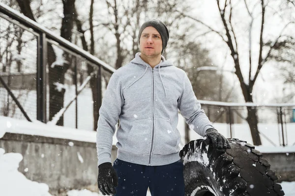 Lastik Çevirme Egzersizi Karlı Soğuk Kış Günlerinde Çapraz Antrenman Yaparken — Stok fotoğraf
