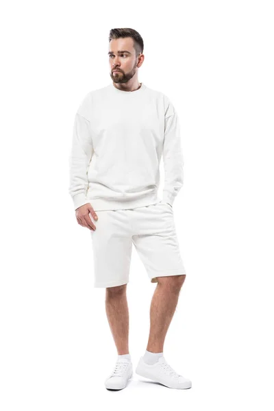一个英俊的男人 穿着空白的白色运动衫和短裤 背景是白色的 — 图库照片
