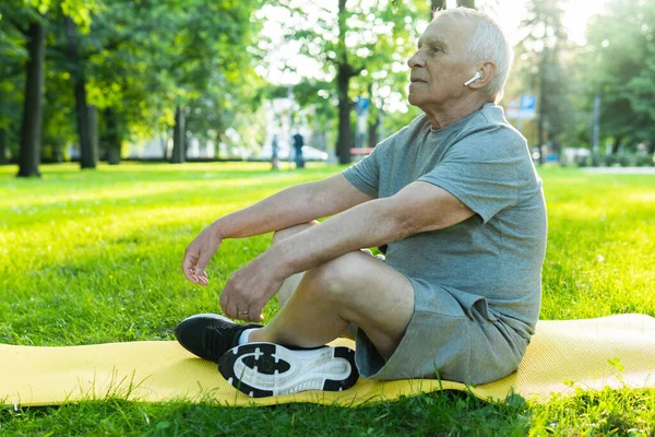 Homem Idoso Calmo Relaxando Parque Verde Cidade Após Seu Treino — Fotografia de Stock