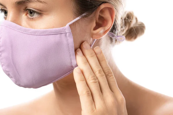 Mujer Joven Con Máscara Prevención Irritación Piel Sobre Fondo Blanco —  Fotos de Stock