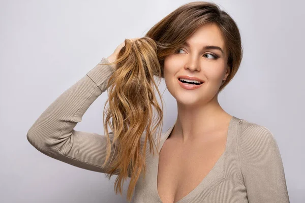 Junge Frau Ist Glücklich Mit Ihrem Schönen Und Gesunden Haar — Stockfoto