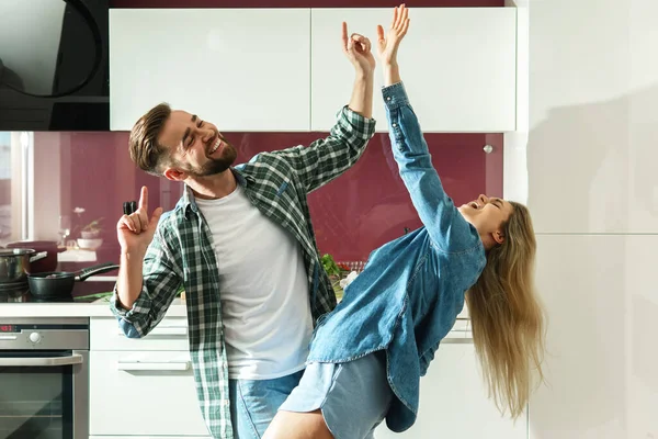 Junges Paar Tanzt Bei Sonnigem Morgen Der Küche — Stockfoto