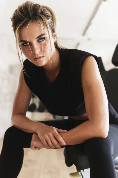 Portret Van Een Jonge Atletische Vrouw Tijdens Haar Fitnesstraining Sportschool — Stockfoto