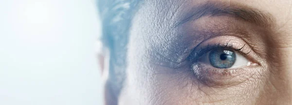 Tutup Mata Wanita Dengan Cahaya Biru Rejuvenasi Atau Konsep Ophthalmology — Stok Foto
